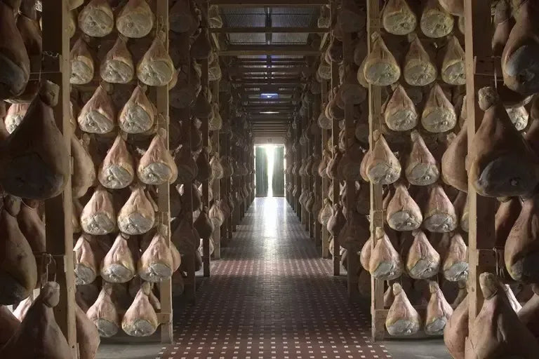 Metà di un Prosciutto di Parma DOP, stagionato per 16 mesi in cantina, caratterizzato da un profumo avvolgente e un gusto eccezionale.