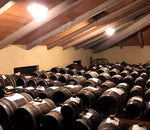 In un sottotetto dal fascino rustico, l'arte artigiana dell'invecchiamento dell'aceto balsamico tradizionale prende vita nei botti di legno.