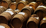 Antichi barili di legno custodiscono l'aceto balsamico tradizionale di Reggio Emilia, preservando sapori autentici di secoli.