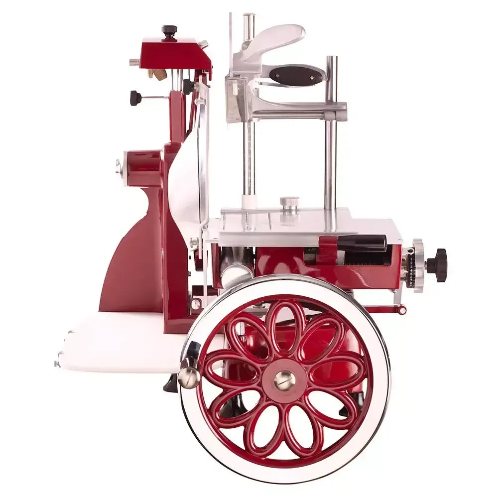 Una vintage affettatrice a volano di colore rosso, realizzata in ghisa e alluminio, ideale per un taglio preciso di salumi e arrosti, con un design elegante.