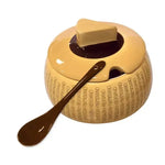 Una formaggiera in ceramica, completa di cucchiaio, dal design elegante, ideale per servire Parmigiano. Perfetta come accessorio da tavola o come idea regalo.