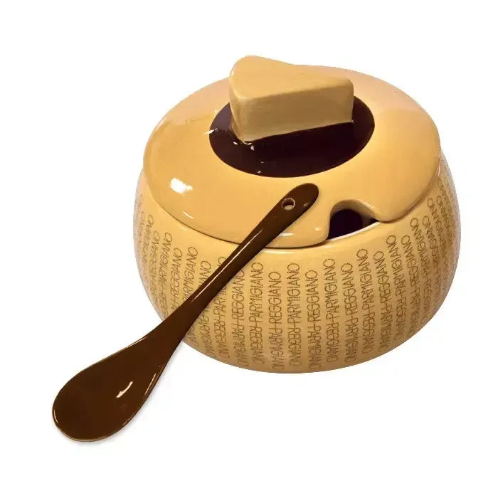 Una formaggiera in ceramica, completa di cucchiaio, dal design elegante, ideale per servire Parmigiano. Perfetta come accessorio da tavola o come idea regalo.