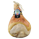 Un prosciutto stagionato per 18 mesi, appeso grazie a una corda e contrassegnato con l'etichetta di qualità. Ideale per i gourmet.