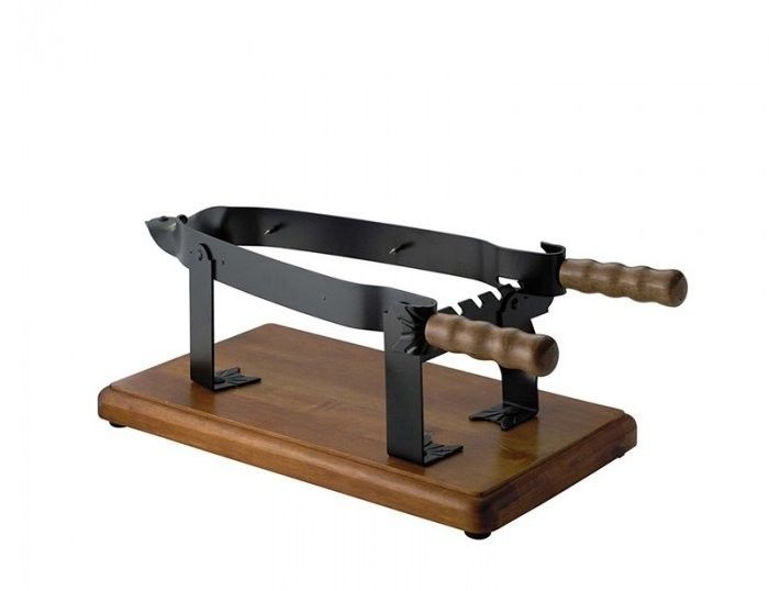 Una morsa per prosciutto dotato di due pratici manici in legno, ideale per affettature precise. La sua base, realizzata in legno, conferisce stabilità e un tocco di rusticità affascinante.