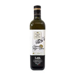 Signore degli Ulivi presenta il suo Olio Extravergine, racchiuso in una bottiglia di eleganza suprema. L'etichetta raffinata sottolinea la qualità italiana e l'utilizzo di olive pregiate.