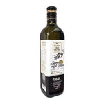 Una raffinata bottiglia di olio extravergine Signore degli Ulivi, posata su uno sfondo bianco, adornata da un'etichetta con rami d'olivo.