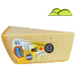 Un formaggio ricco, stagionato per 24 mesi, si presenta su uno sfondo bianco, impreziosito da un'etichetta colorata. Ideale per i cesti gourmet di Pasqua.