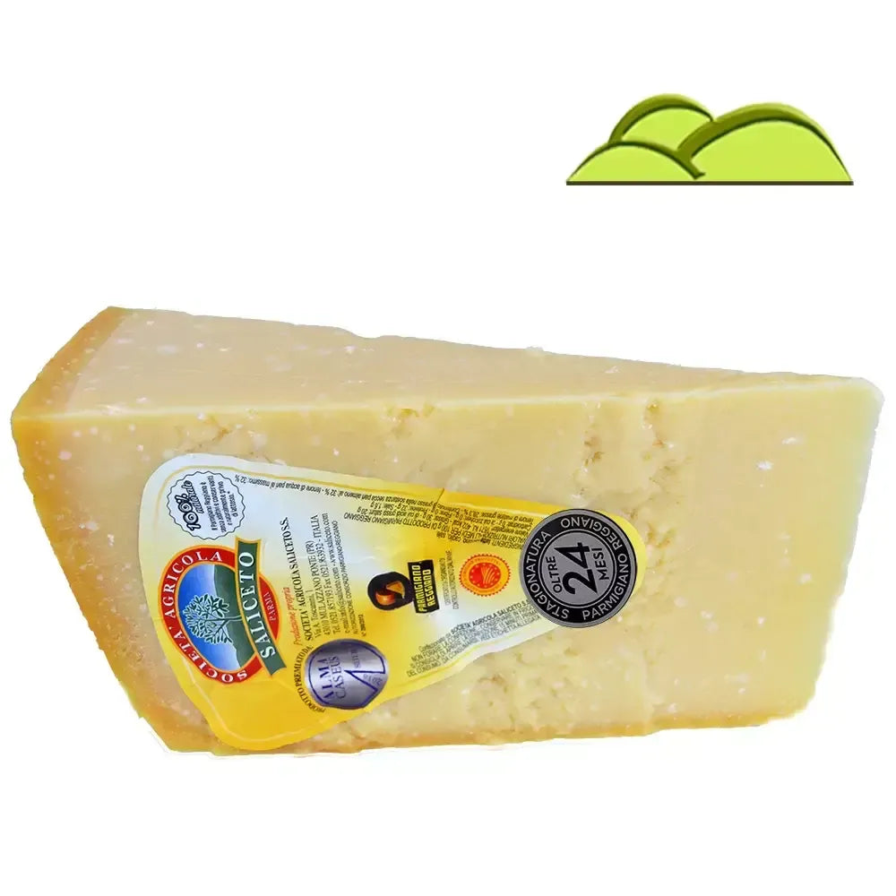 Un formaggio ricco, stagionato per 24 mesi, si presenta su uno sfondo bianco, impreziosito da un'etichetta colorata. Ideale per i cesti gourmet di Pasqua.
