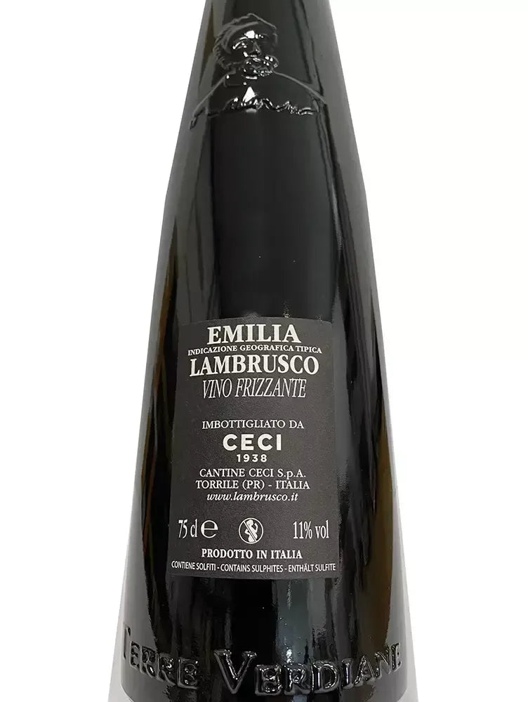 Elegante bottiglia di Lambrusco Terre Verdiane, con etichetta nera raffinata, frizzante Emilia IGT, imbottigliato da Ceci.
