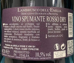 Marcello Gran Cru Lambrusco, uno spumante rosso dry con il 10.5% di volume, rilascia note di frutta rossa e fiori viola.