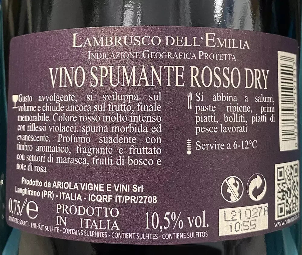 Marcello Gran Cru Lambrusco, uno spumante rosso dry con il 10.5% di volume, rilascia note di frutta rossa e fiori viola.