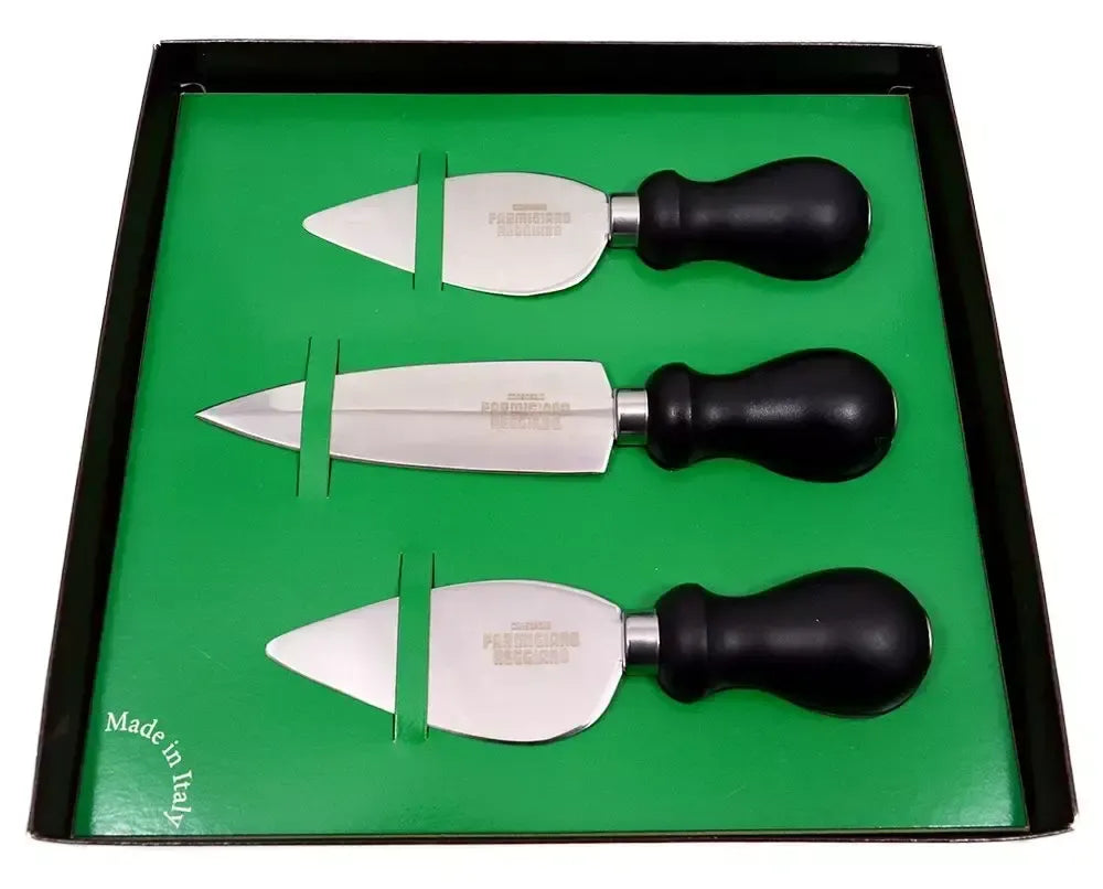 Elegante set di tre coltelli per Parmigiano Reggiano, con lame affilate e manici ergonomici, contenuti in un sofisticato cofanetto verde. Prodotto italiano.