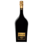 Un'ampolla Magnum di Lambrusco Otello NERODILAMBRUSCO, distinguendosi per la sua etichetta dorata raffinata e un tappo dello stesso colore; un vino rosso frizzante.