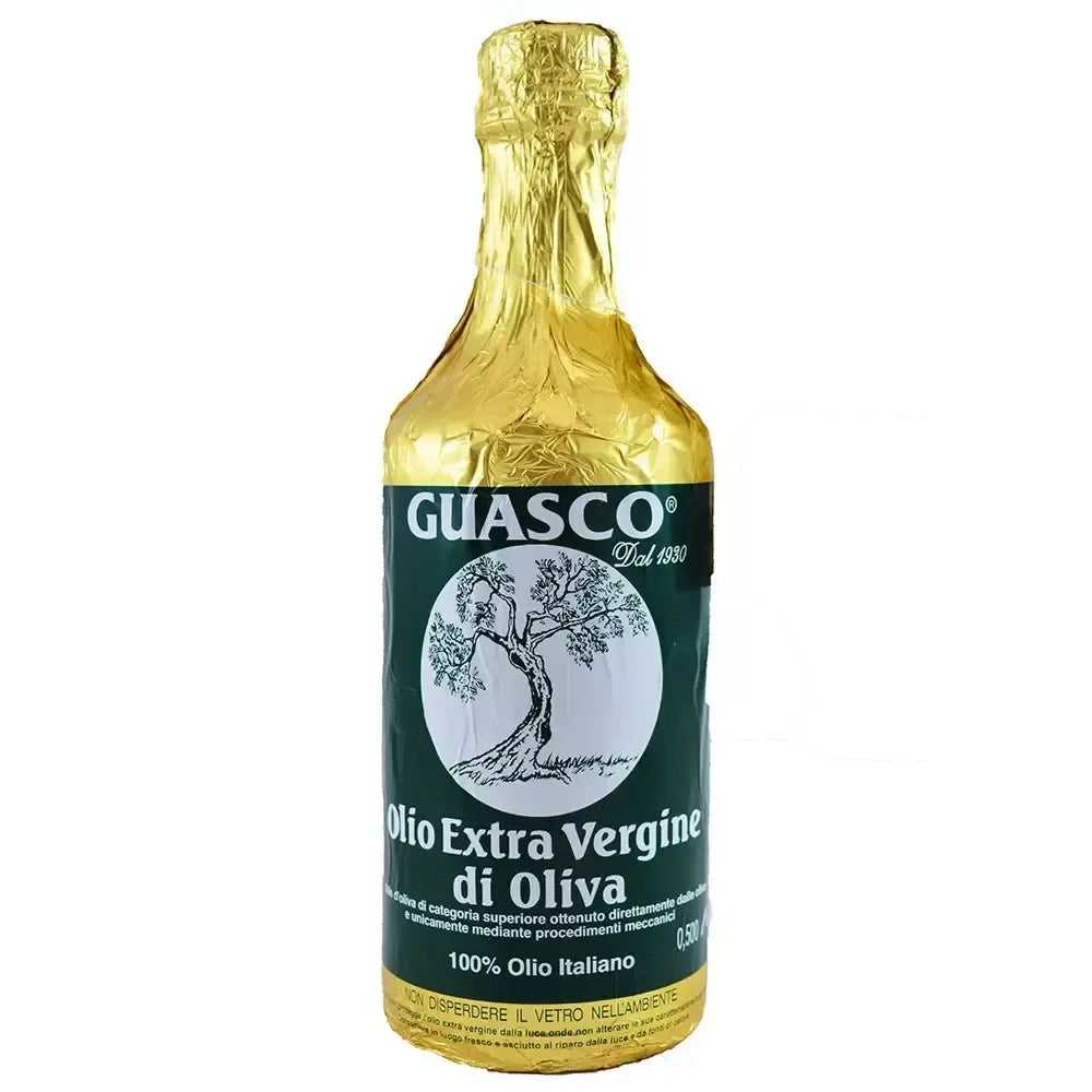 For a Christmas filled with authentic Italian flavours, a bottle of Guasco oil, wrapped in elegant gold paper with a green label.