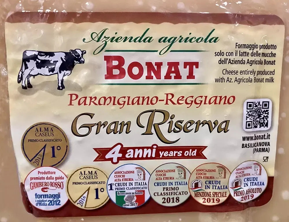 Scopri il Parmigiano Reggiano Bonat, una Gran Riserva di 4 anni, distintivo per le sue etichette premiate e il logo dell'Azienda Agricola Bonat.