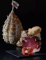 Prosciutto stagionato 6 mesi, appeso con fiocchetto, sfoggia un colore intenso e fette sottili dal sapore ricco e aroma intenso.