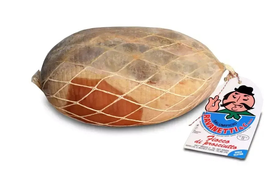 Un appetitoso fiocco di prosciutto stagionato per 9 mesi, rivestito di cotenna e avvolto in rete. L'etichetta del produttore ne attesta l'origine. Ideale per deliziare il palato con autentici sapori italiani.