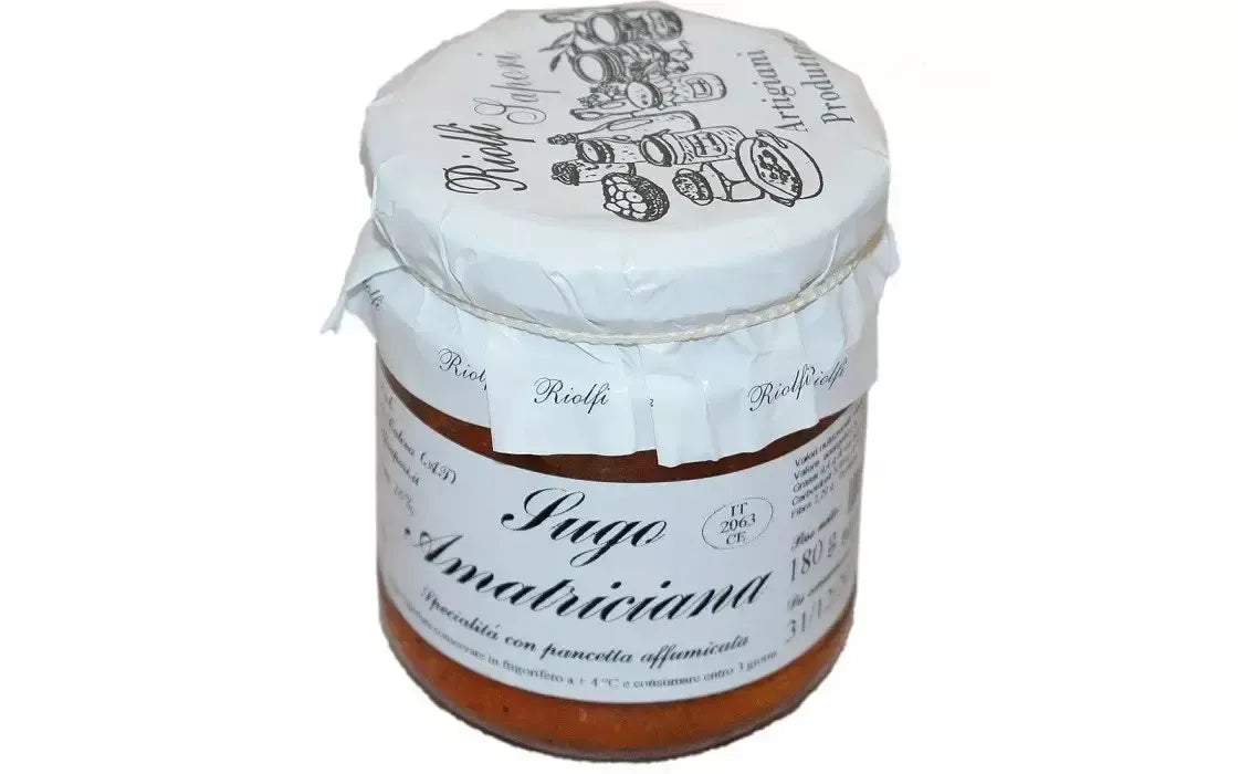 Scopri il barattolo di sugo all'amatriciana, sigillato e impreziosito da un'etichetta vintage, ideale per arricchire i tuoi piatti tradizionali.