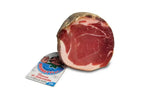Un cesto Riccardo pieno di specialità, mette in mostra una gustosa fetta di prosciutto artigianale, perfetto per i veri buongustai e amatori della cucina italiana.