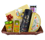 Un assortimento di sapori italiani nel Cesto Toscanini con formaggi DOP, miele millefiori, alici piccanti e balsamico.