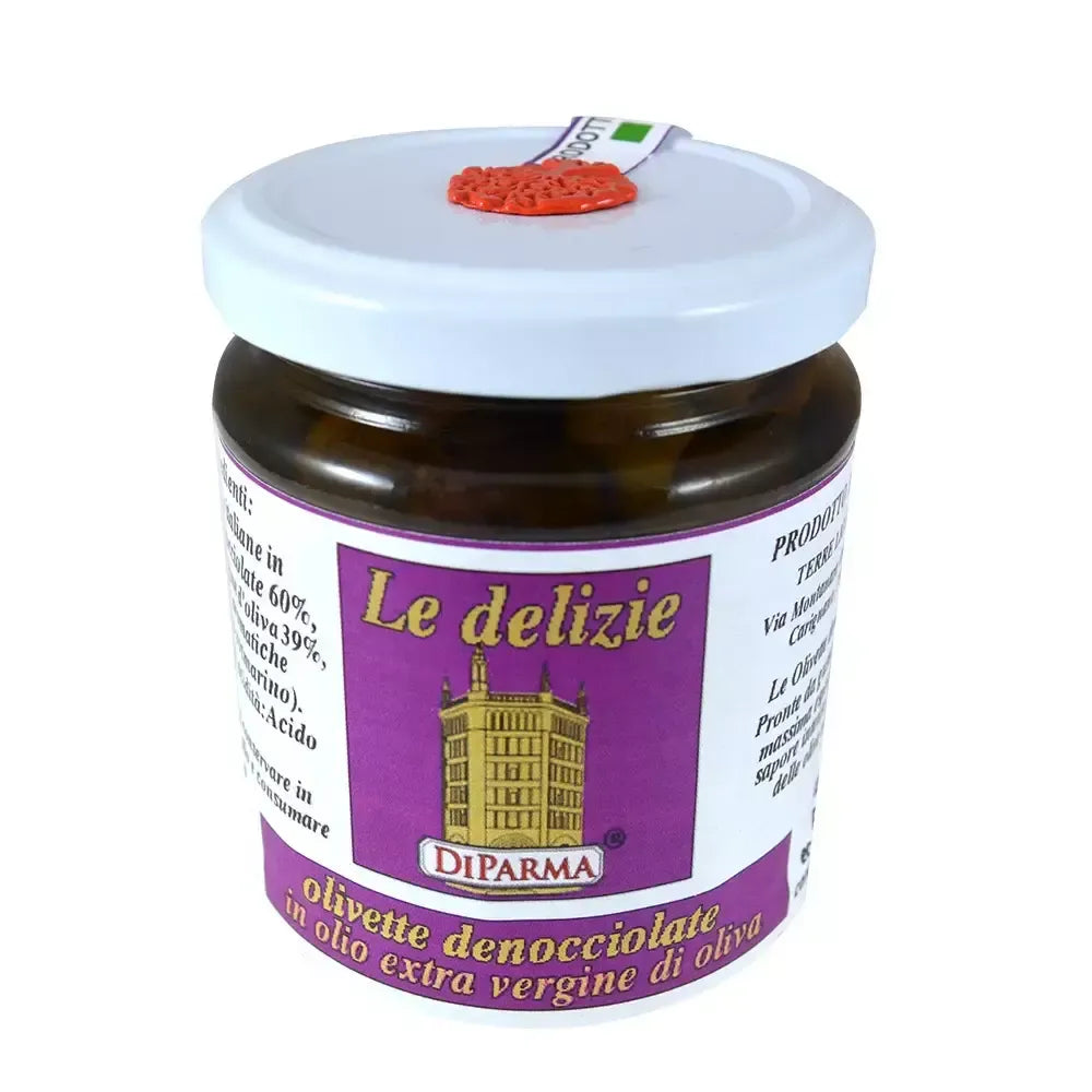 Tradizionali delizie italiane presentate in un barattolo Diparma: olivette denocciolate, immerse in olio extravergine d'oliva.