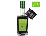 Bottiglia di aceto balsamico biologico, con un tappo verde e un'etichetta dello stesso colore, con il logo dell'Unione Europea per i prodotti biologici in evidenza.
