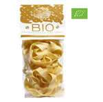 Cesto gourmet ricolmo di pappardelle all'uovo biologiche. Saporite e di qualità superiore, perfette per vere ricette italiane.