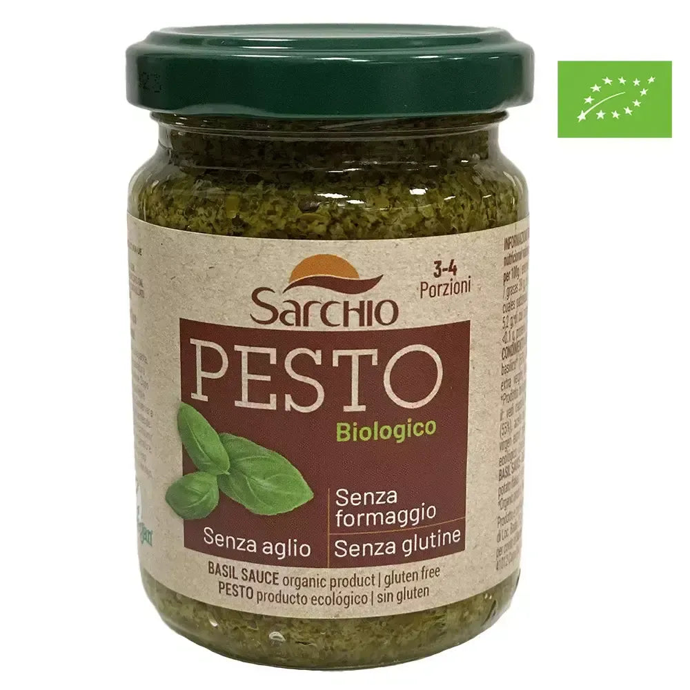 Un barattolo di pesto biologico Sarchio, privo di aglio e formaggio, posa su uno sfondo bianco. L'etichetta è verde e certifica la sua origine bio.