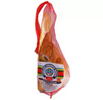 Cesto Aida che presenta un prosciutto di Parma, appeso in una rete rossa, rappresenta l'essenza del gusto e della tradizione italiana.