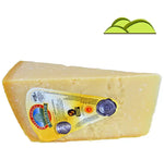 Scopri il formaggio stagionato italiano, un delizioso pezzo con etichette descrittive, perfetto per dare un tocco di classe al tuo cesto gourmet.