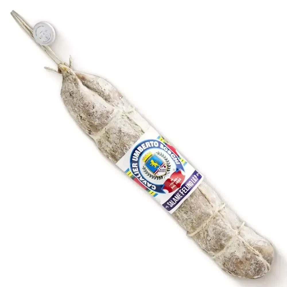 Sfondo bianco mette in risalto un delizioso salame artigianale italiano, elegantemente avvolto in spago, con etichetta vivace.