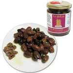 Deliziose olive taggiasche denocciolate, immerse in pregiato olio evo, servite su un piatto bianco, esprimono il vero gusto della Liguria.