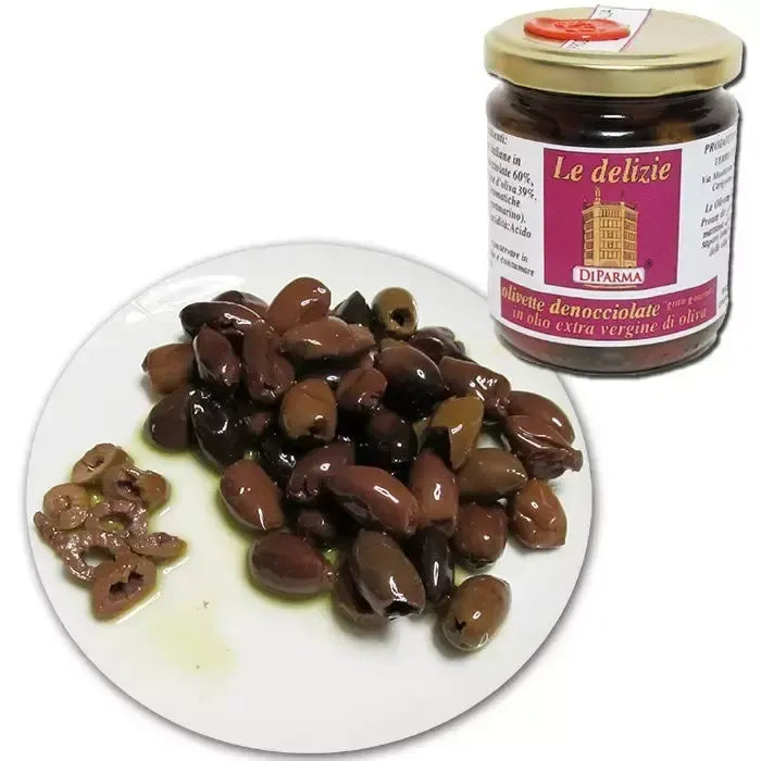 Deliziose olive taggiasche denocciolate, immerse in pregiato olio evo, servite su un piatto bianco, esprimono il vero gusto della Liguria.