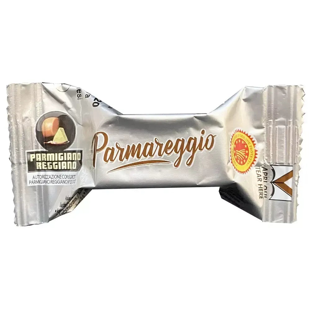 Un delizioso snack al Parmigiano Reggiano DOP, presentato in un'elegante confezione di colore argento, pronta per essere gustata.