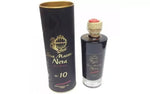 Sua Bontà Nera, una bottiglia di aceto balsamico, è presentata in una confezione elegante che evoca lusso e tradizione.