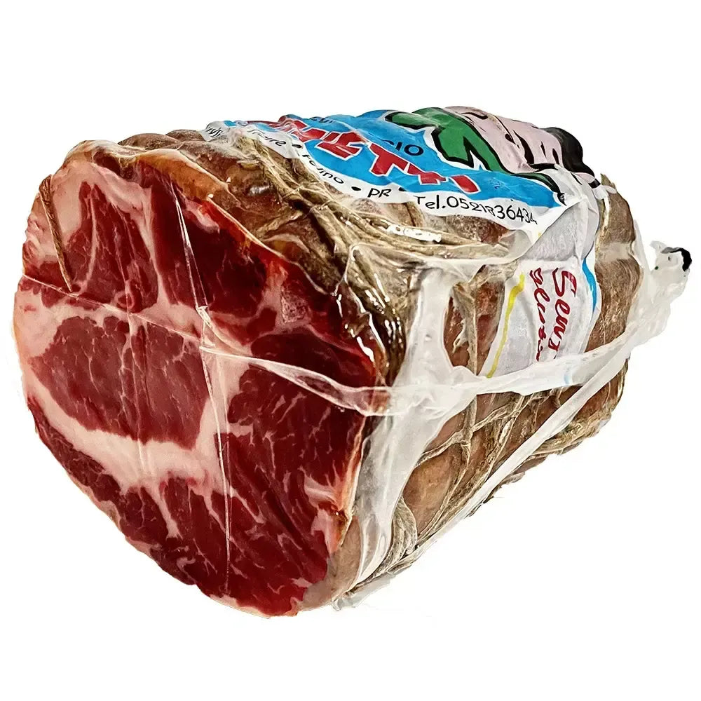 Mezza Coppa di Parma IGP, stagionata per 2 mesi, con ricche venature, avvolta per mantenere la freschezza.