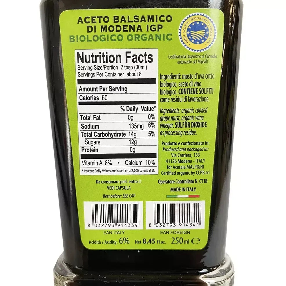 Eine Flasche Bio-Balsamico-Essig aus Modena IGP mit einem grünen Etikett, auf dem Nährwertangaben und Zertifizierungen aufgeführt sind.