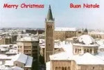 Un affascinante biglietto di auguri natalizio raffigurante un pittoresco panorama innevato di Parma, in Italia, con gli auguri in inglese e italiano.