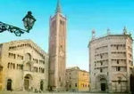 Un biglietto d'auguri che presenta una panoramica di Parma: il Duomo, il Battistero, tutti sotto un cielo azzurro incantevole.