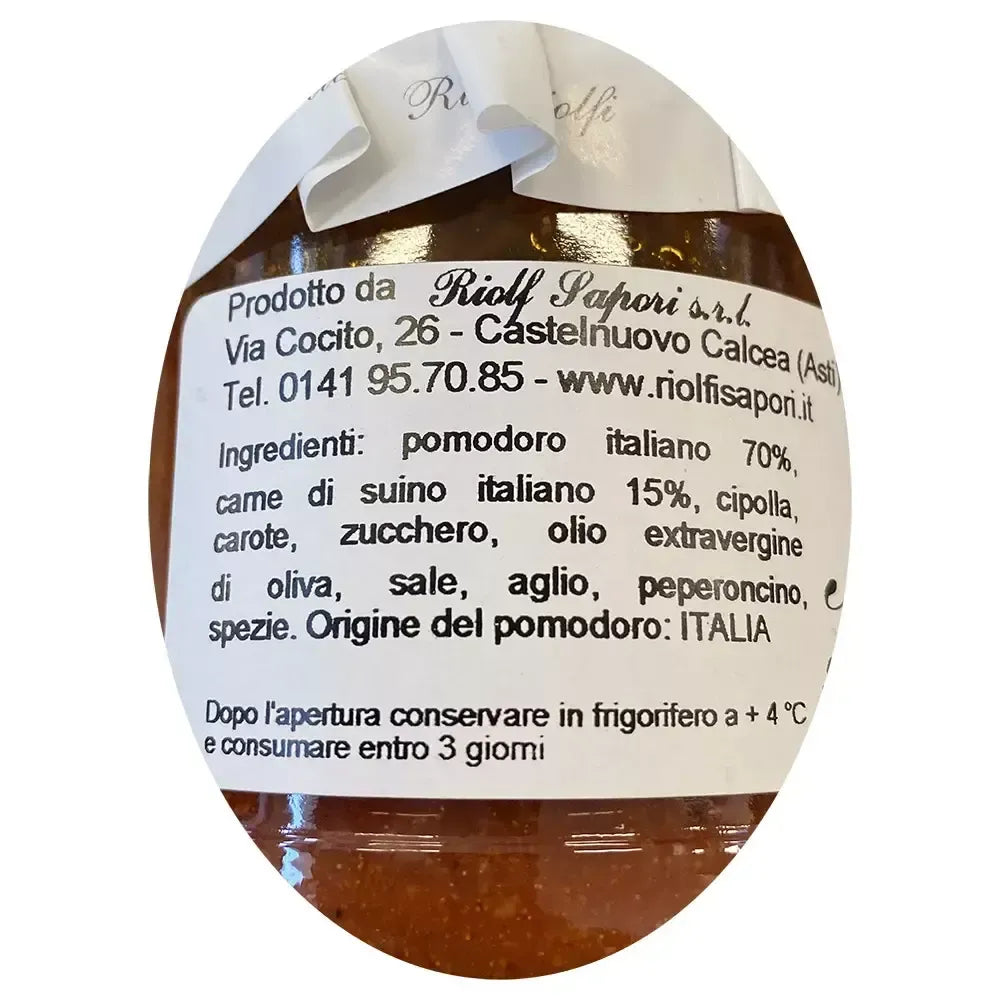 En boks med amatriciana-saus vises i forgrunnen, med detaljert etikett, italienske ingredienser og kontaktinformasjon for selskapet godt synlig.