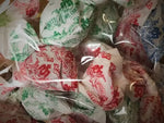 Invitanti confezioni colorate di Amaretti Croccanti del Chiostro di Saronno, avvolte in elegante carta decorata, pronte per deliziare il tuo palato.