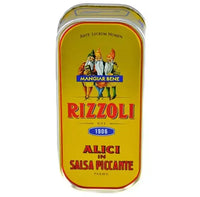 Gustosa scatola gialla di Alici Rizzoli in Salsa Piccante, una specialità italiana gourmet, proposta da Rizzoli dal 1906.