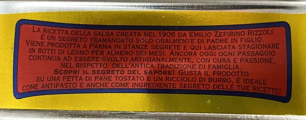 Emilio Rizzoli presenta il suo barattolo di alici in salsa piccante, una ricetta segreta del 1906. Perfette come antipasto o su pane tostato.