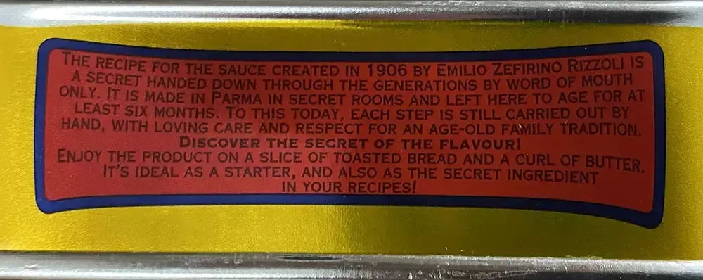 Deliziose alici conservate in salsa piccante, un condimento ideale per aggiungere un tocco di sapore a qualsiasi piatto.