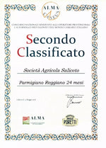 La Società Agricola Saliceto riceve il premio come 'Secondo classificato' per il suo Parmigiano Reggiano stagionato 24 mesi.