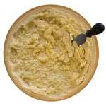 Scopri il Parmigiano Reggiano DOP, stagionato 24 mesi, dal colore dorato e ricco di aroma intenso. Viene fornito con tre coltellini, un omaggio all'autentica tradizione montana italiana.