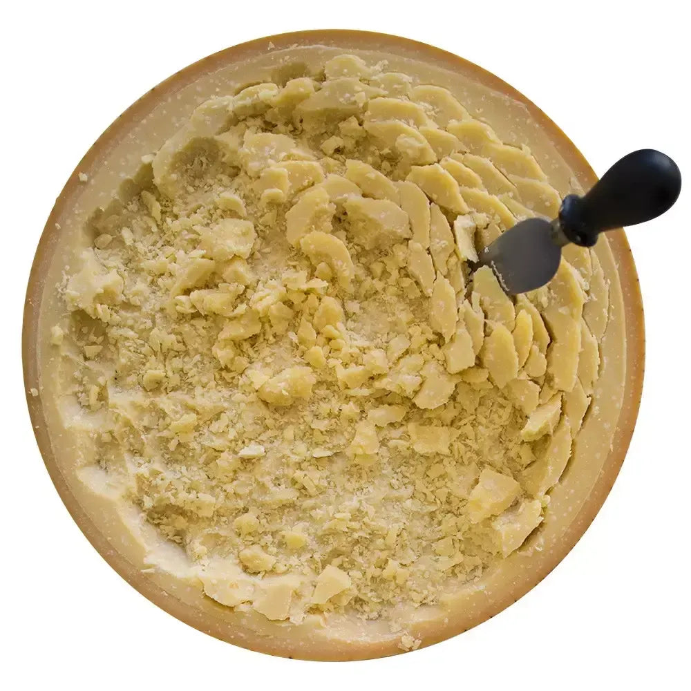 Scopri il Parmigiano Reggiano DOP, stagionato 24 mesi, dal colore dorato e ricco di aroma intenso. Viene fornito con tre coltellini, un omaggio all'autentica tradizione montana italiana.