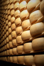 Scopri l'autentica mezza forma di Parmigiano Reggiano DOP, stagionato per 24 mesi, insieme a tre coltellini per un'esperienza di degustazione unica.