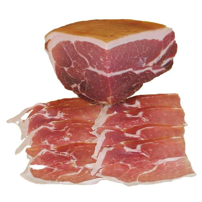 Una fetta di prosciutto crudo di Parma, finemente affettata e adagiata su un tagliere, ideale per un cesto natalizio gourmet.