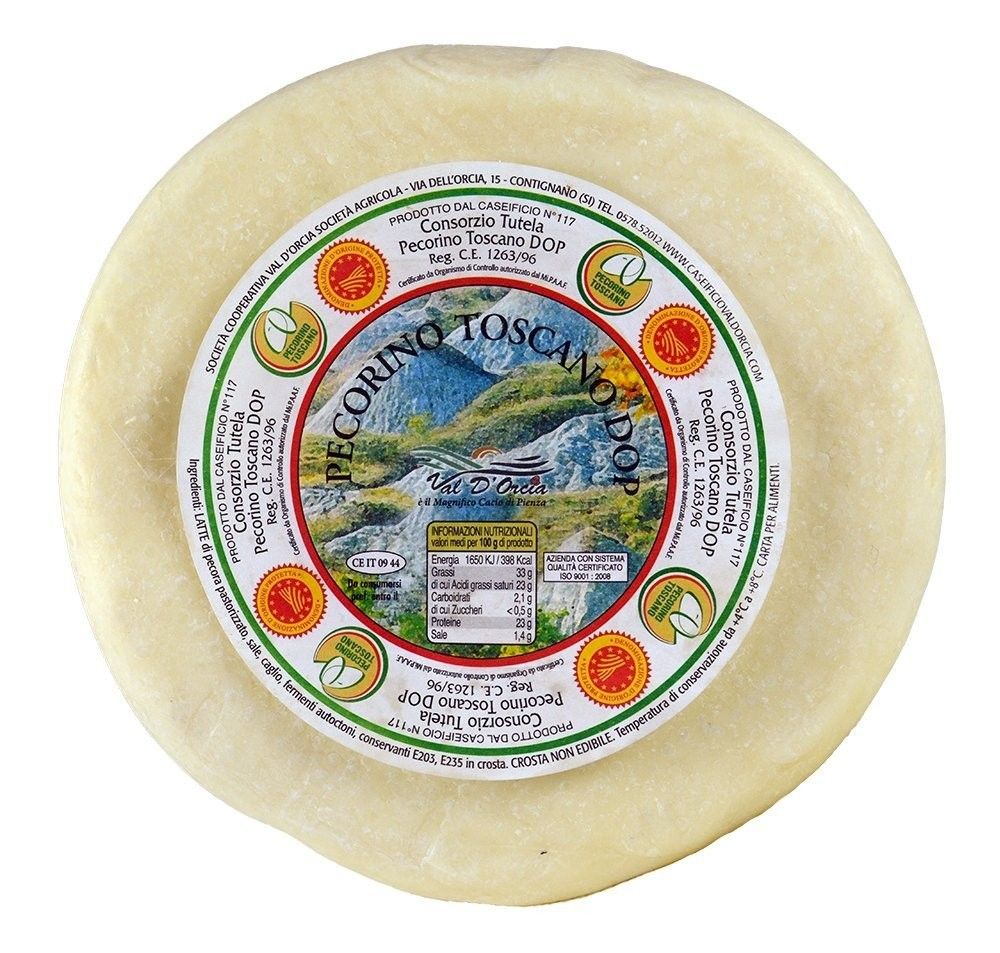 En hel färsk Pecorino Toscano DOP-ost, presenterad med sin traditionella och certifierade etikett, en garanti för en autentisk och oemotståndlig smak.